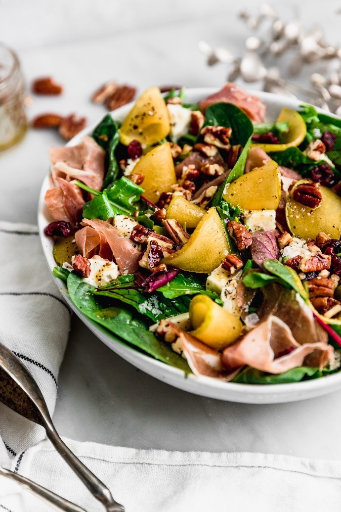 Ensalada con peras tocineta y queso